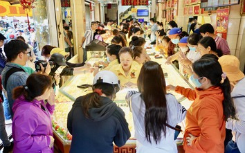 Cửa hàng vàng ở TP.HCM đông đúc từ sáng sớm ngày vía Thần Tài
