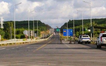 CSGT tăng cường xử lý vi phạm trên cao tốc Cam Lộ - La Sơn