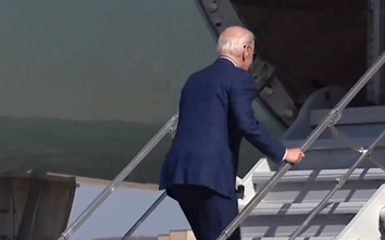 Tổng thống Biden liên tục vấp khi bước lên chuyên cơ