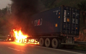 Xe tải nổ lốp, bốc cháy trên cao tốc Nội Bài - Lào Cai