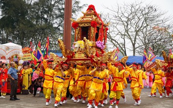 Hàng vạn người đổ về dự lễ khai hội đền Trần Thái Bình