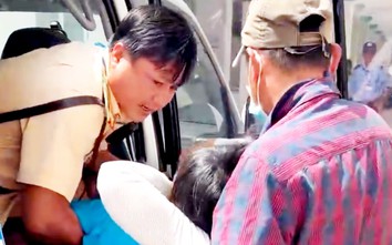 CSGT An Giang dùng xe đặc chủng đưa người phụ nữ ngất trên đường đi cấp cứu