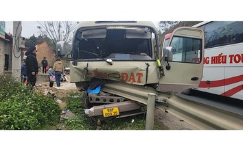 Tai nạn ở Lạng Sơn: Xe khách tự đâm vào hộ lan, 6 người bị thương