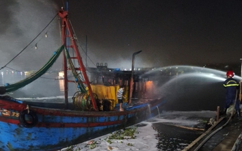 Hai tàu cá bất ngờ bốc cháy dữ dội lúc nửa đêm ở cảng cá Quảng Ngãi
