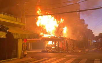 Cháy lớn ở TP.HCM, 1 ngôi nhà và 3 ki-ốt bị thiêu rụi