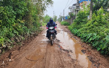 Nam Định: Người dân "đánh vật" đi qua đường liên xã như ruộng cày