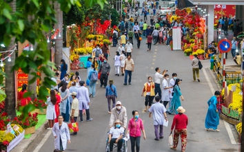 Nghìn người dạo chơi ở đường xuân đặc biệt trong Bệnh viện Chợ Rẫy