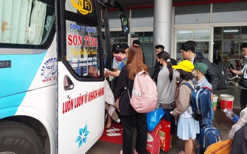Xe khách nối đuôi nhau xuất bến Đà Nẵng, lượng khách tăng đến 80%