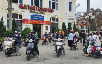 Nhộn nhịp sân ga tuyến đường sắt Hà Nội - Hải Phòng ngày cận Tết
