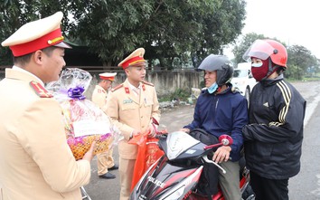 Người dân đi xe máy về quê bất ngờ khi CSGT dừng xe để tặng quà