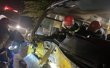 Bản tin TNGT 7/2: Hành khách mắc kẹt trên xe buýt sau tai nạn đối đầu xe container