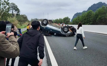 Vì sao ô tô lật úp trên cao tốc làm hai người bị thương?