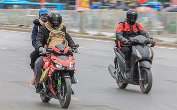 Người dân trùm kín mít, đi xe máy rời thủ đô về quê đón Tết