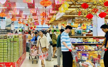 Người dân mua sắm đông đúc ngày 30 Tết