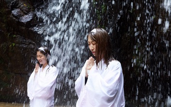 Người Nhật đứng dưới thác nước lạnh để học cách thư giãn
