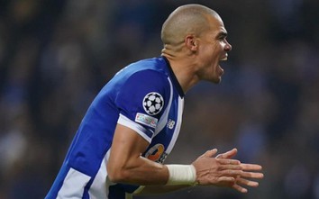 Pepe đi vào lịch sử Champions League trong ngày Porto thua Arsenal trên chấm luân lưu