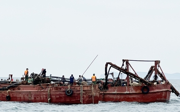 Cứu nạn 5 ngư dân trên tàu cá bị chìm ở biển Vân Đồn