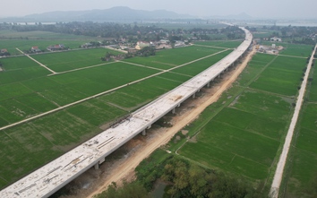 Video: Cầu vượt sông dài nhất cao tốc Bắc - Nam trước ngày hợp long
