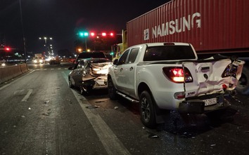 Xe container tông 3 ô tô dừng chờ đèn đỏ, người phụ nữ nước ngoài bị thương