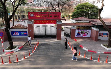 Cấm ô tô qua cổng trường tiểu học Nguyễn Du