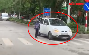 Ngán ngẩm cảnh tài xế ô tô, xe máy không chịu nhường cháu bé đi bộ qua đường
