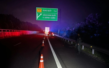 CSGT tuần tra đêm trên cao tốc kịp hỗ trợ xe đầu kéo gãy trục nằm giữa đường