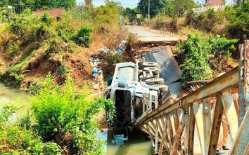 Bình Phước: Xe ben chở cát làm sập cầu sắt, tài xế bị thương nặng