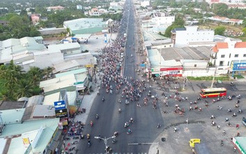 Hàng trăm công nhân thản nhiên đi xe máy ngược chiều cả km trên QL1