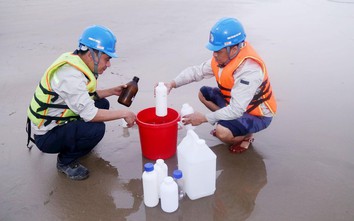 Lấy mẫu, truy nguyên nhân nước biển ở Hà Tĩnh chuyển màu đỏ