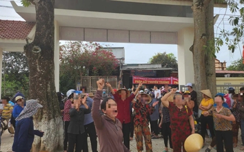 Còn hàng trăm phụ huynh ở Thanh Hóa cho con nghỉ học để phản đối chuyển trường