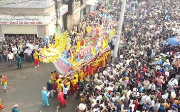 Xem lễ hội Cầu Ngư ở làng đông dân nhất cả nước