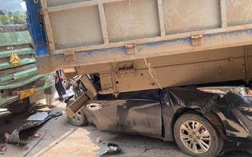 Tai nạn liên hoàn khiến ô tô con lọt dưới gầm xe tải, tài xế nguy kịch