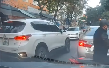 Chen sang làn ngược chiều khi chờ đèn đỏ, tài xế ô tô bị ép về đúng làn đường