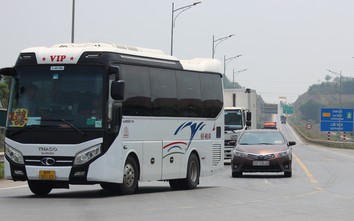 Khẩn trương lắp đặt biển báo các loại xe không được vào cao tốc Cam Lộ - La Sơn