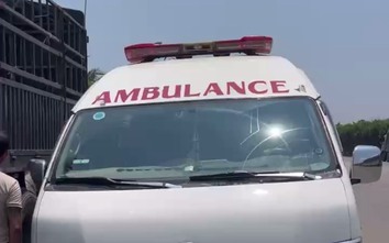 CSGT tạm giữ xe cứu thương nghi sử dụng biển số giả