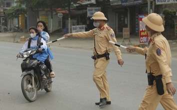 CSGT xử phạt hàng loạt học sinh "đầu trần", phóng xe máy đến trường