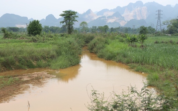 Nghệ An: Nước sông Nậm Tôn bất ngờ chuyển màu vàng đục