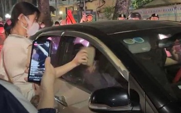Người phụ nữ nghi đánh ghen, dùng gạch đập ô tô gây náo loạn phố phường Hà Nội
