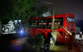 Xe khách mất lái đâm vào nhà dân ở Tuyên Quang