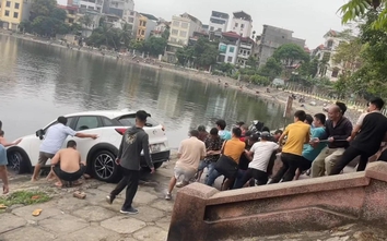 Clip: Hàng chục người giải cứu ô tô lao xuống hồ nước ở Hà Nội