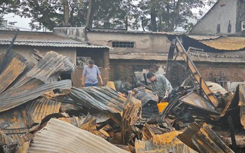 Cháy nhà ven kênh ở quận 8: Các hộ dân thiệt hại nhận hỗ trợ ban đầu