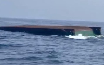 Chạy đua tìm kiếm thuyền viên trên sà lan bị chìm tại vùng biển Quảng Ngãi