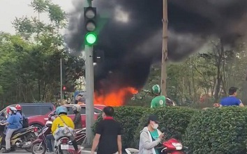 Hà Nội: Xe tải bốc cháy dữ dội trên đường Võ Văn Kiệt