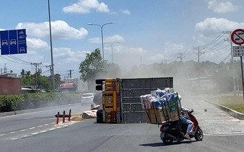 Xe container tông nát dải phân cách, lật ngang trên quốc lộ