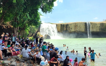 Du khách đổ xô về thác nước đẹp nhất Tây Nguyên “giải nhiệt”
