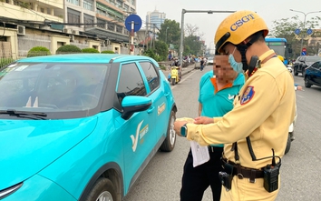 Loạt tài xế bị xử lý lỗi dừng đỗ trước cổng Bệnh viện Bạch Mai