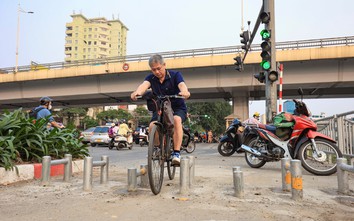 Hà Nội đồng loạt thay mới rào chắn trên đường dành riêng cho xe đạp