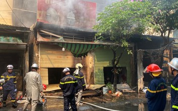 Hà Nội: Cháy lớn tại 4 ki ốt, cảnh sát đục cửa vào dập lửa