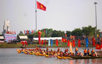 Ngàn người đội nắng về dự Lễ hội Thống nhất non sông bên dòng Bến Hải lịch sử