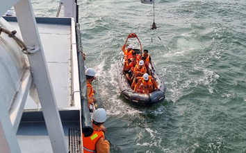 Cứu 10 thuyền viên gặp nạn trên vùng biển Nam Định